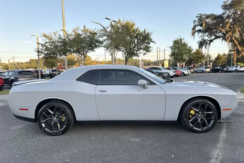 2020 Dodge Challenger SXT photo 1