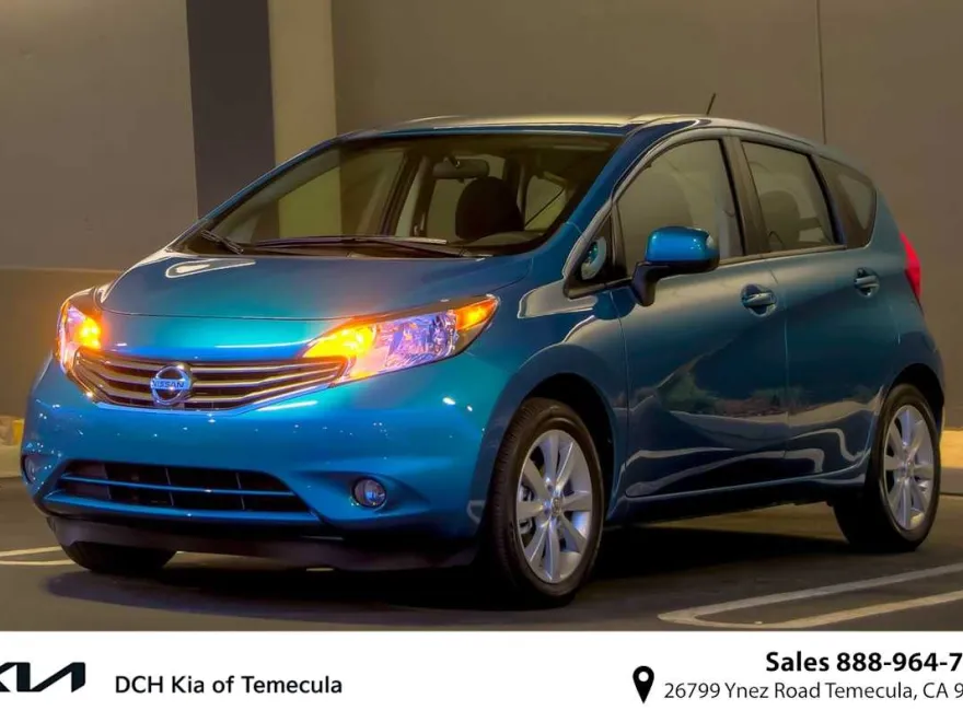 2016 Nissan Versa Note SV photo 1