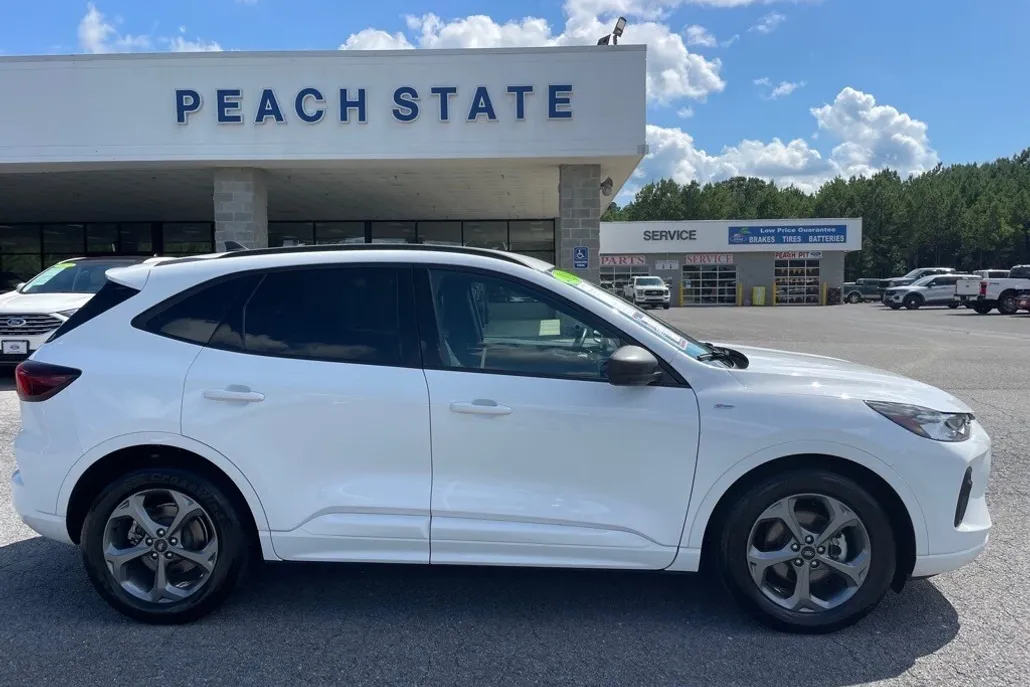 2023 Ford Escape ST-Line photo 1