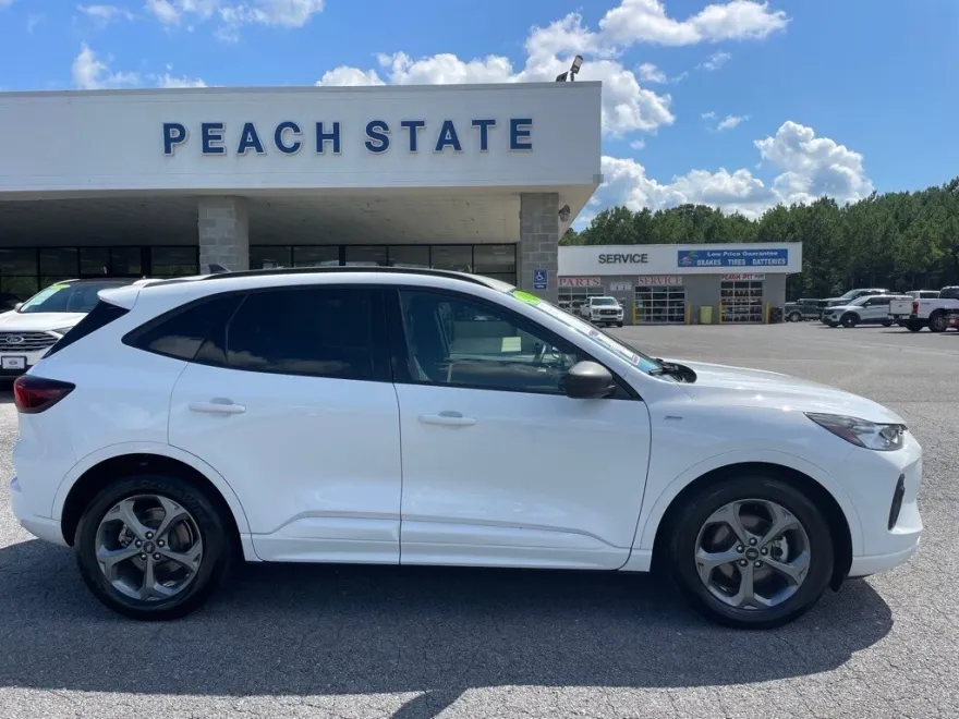 2023 Ford Escape ST-Line photo 1