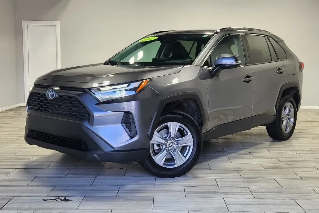 2022 Toyota RAV4 Hybrid XLE photo 1