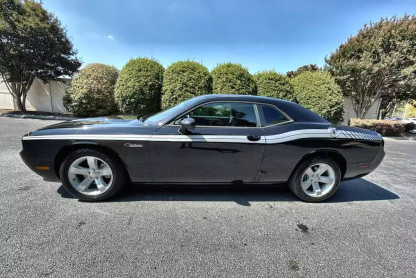 2013 Dodge Challenger SXT photo 1
