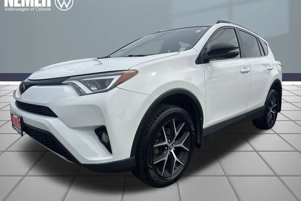 2018 Toyota RAV4 SE photo 1