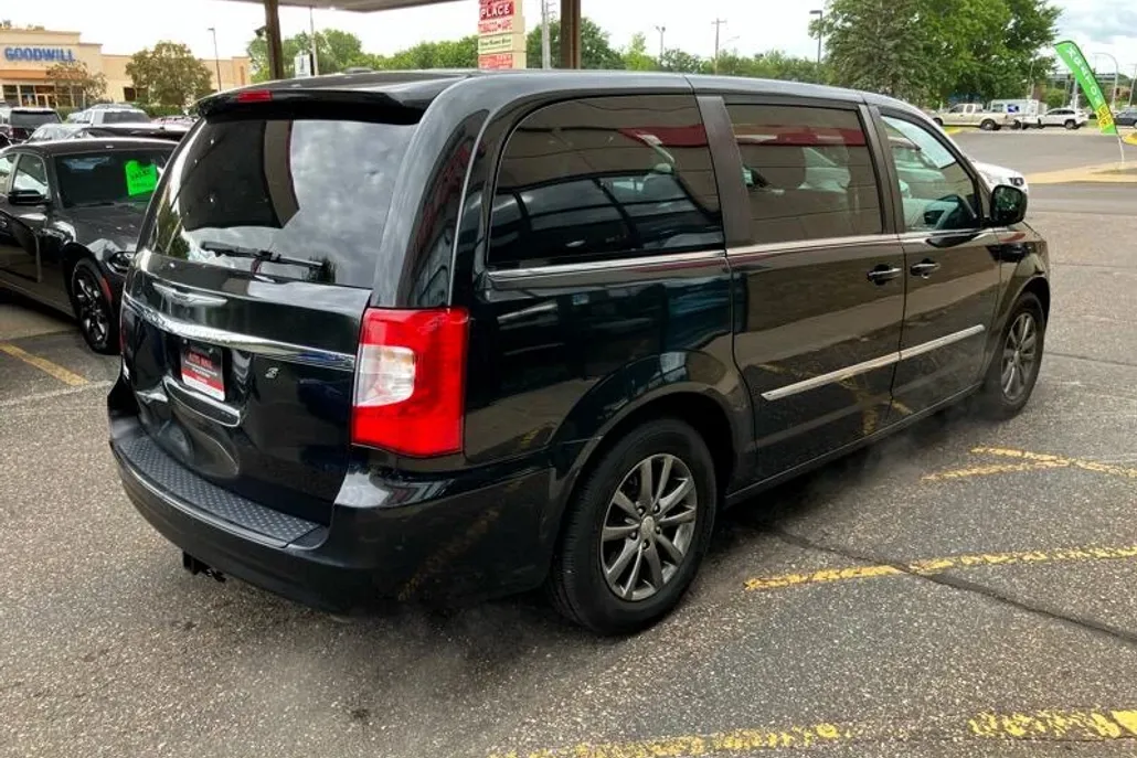 2014 Chrysler Town & Country S photo 1