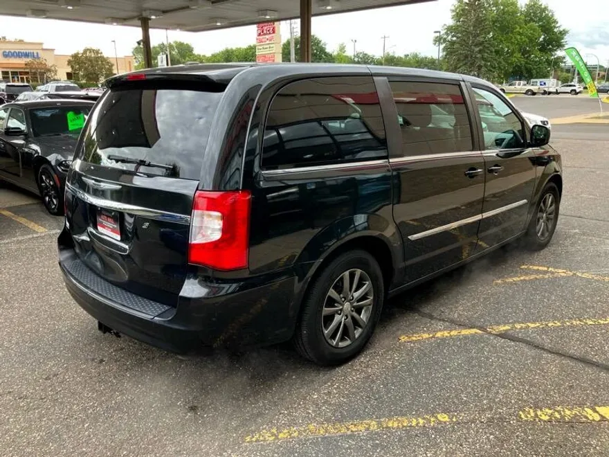 2014 Chrysler Town & Country S photo 1