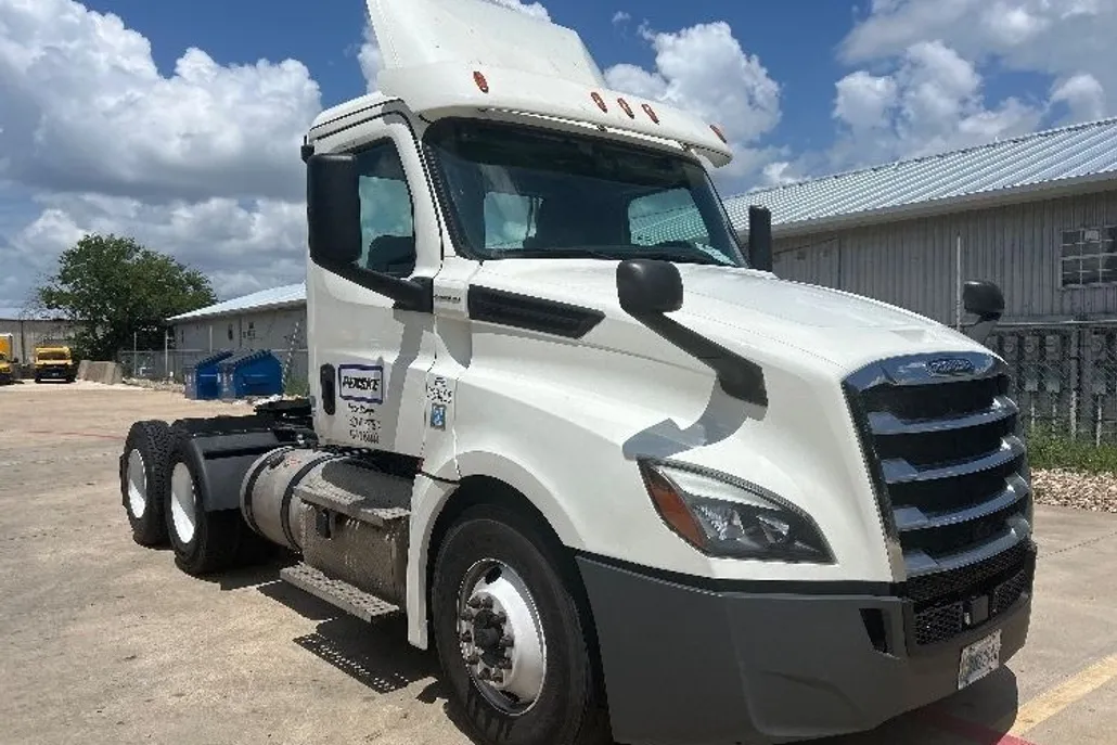 2020 Freightliner Cascadia 126" Day cab photo 1