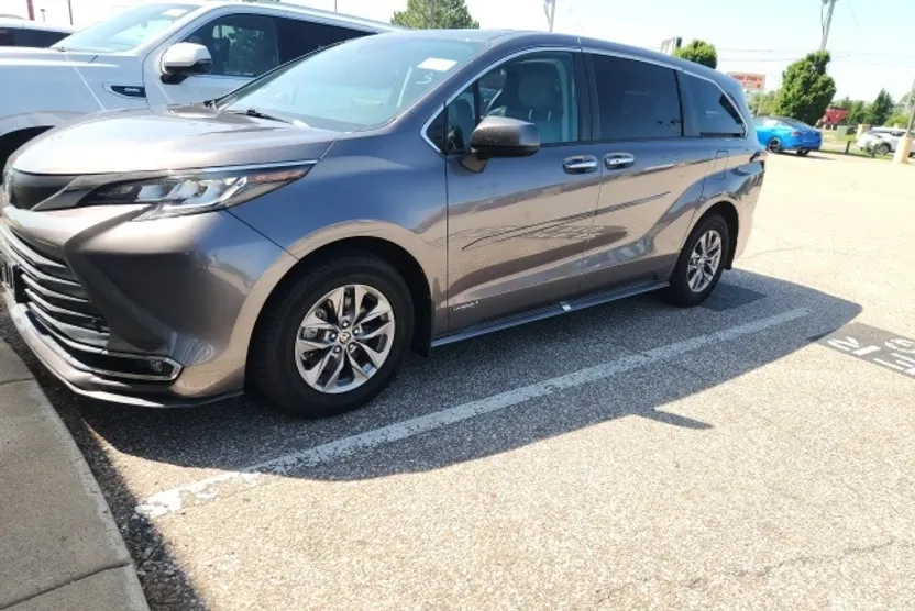 2021 Toyota Sienna XLE photo 1