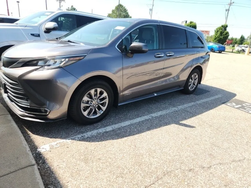 2021 Toyota Sienna XLE photo 1
