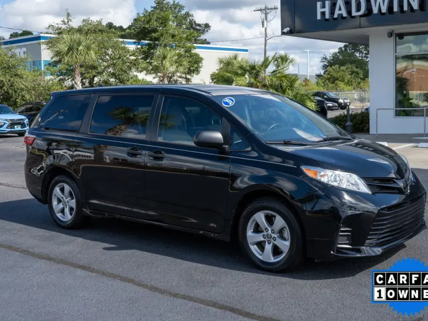 2020 Toyota Sienna L photo 1