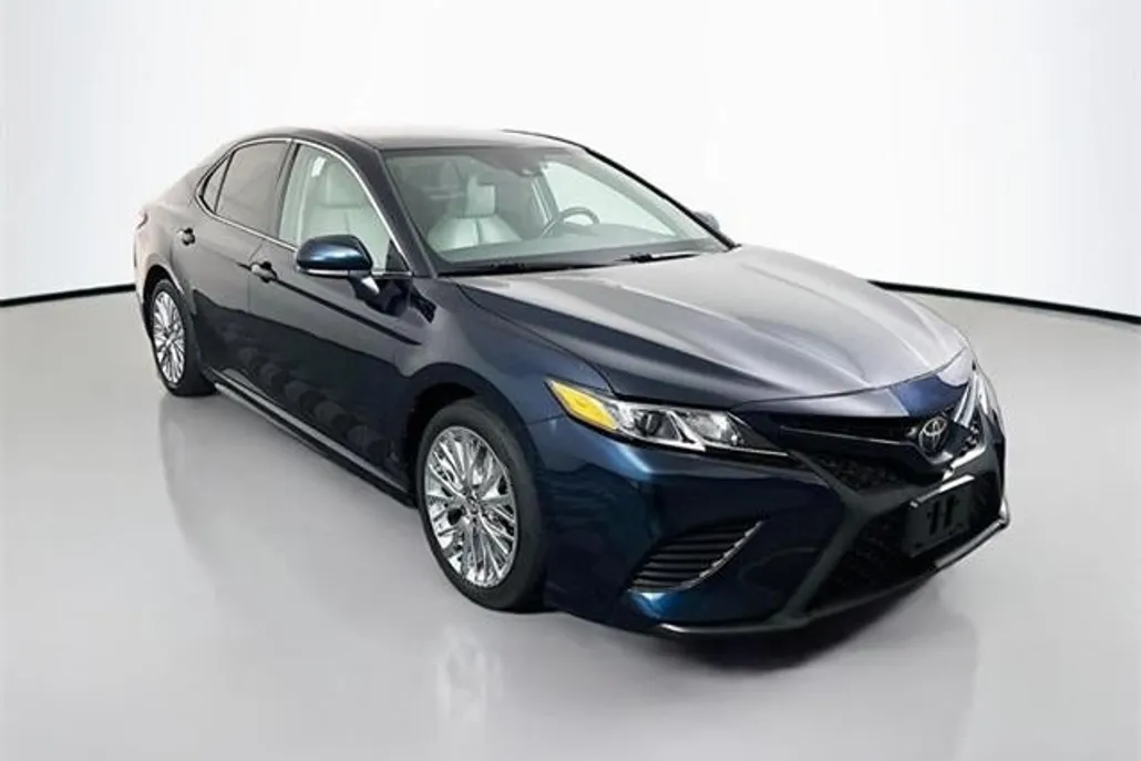 2020 Toyota Camry SE photo 1