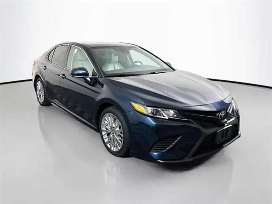 2020 Toyota Camry SE photo 1