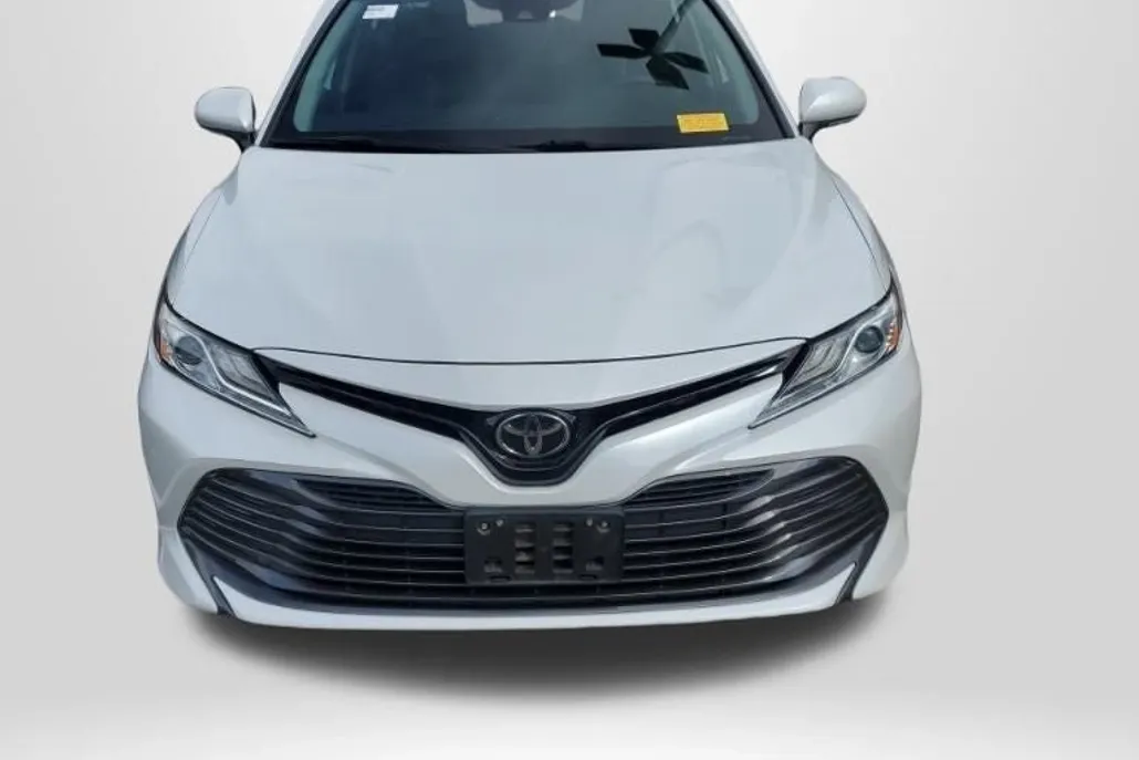 2019 Toyota Camry XLE photo 1