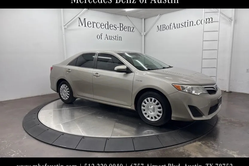 2014 Toyota Camry Hybrid LE photo 1
