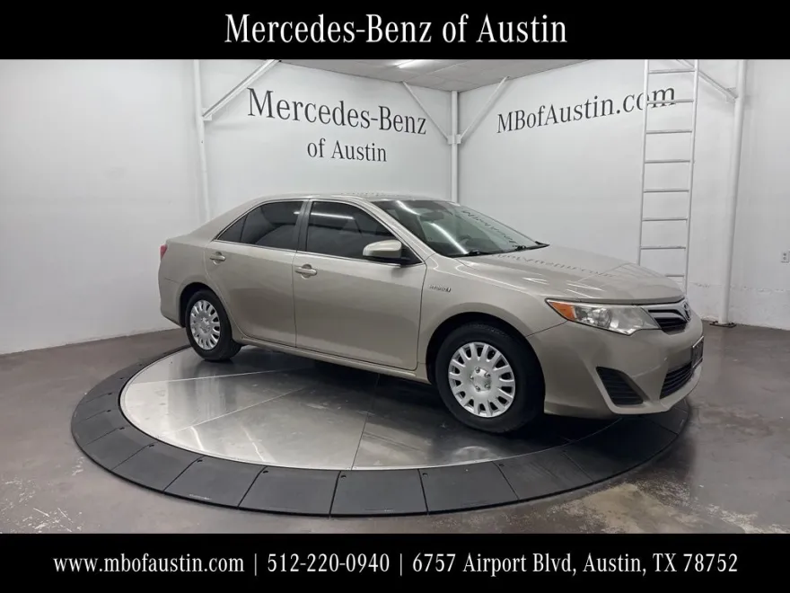 2014 Toyota Camry Hybrid LE photo 1