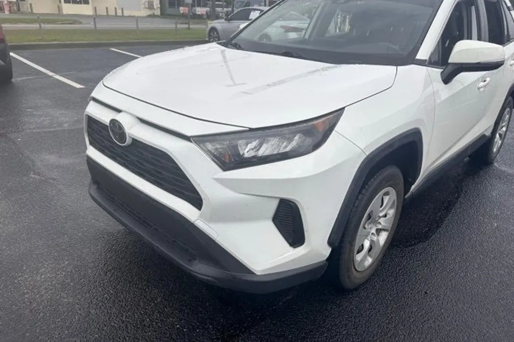2021 Toyota Corolla LE photo 1