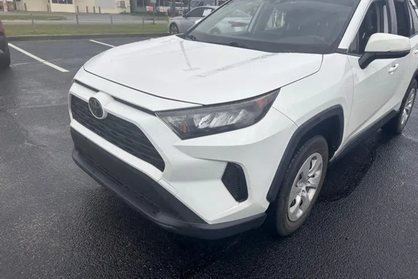 2021 Toyota Corolla LE photo 1