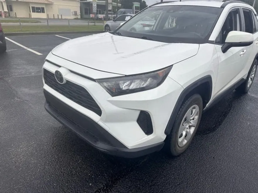 2021 Toyota Corolla LE photo 1