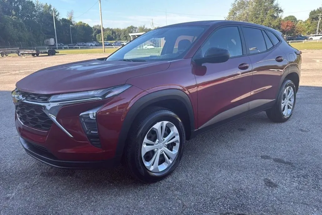 2025 Chevrolet Trax LS photo 1