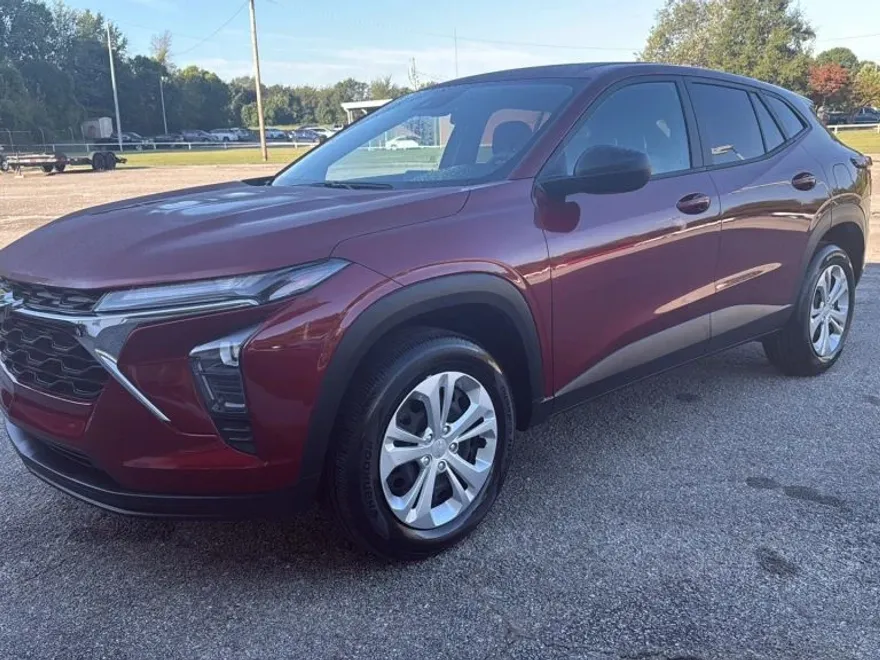 2025 Chevrolet Trax LS photo 1
