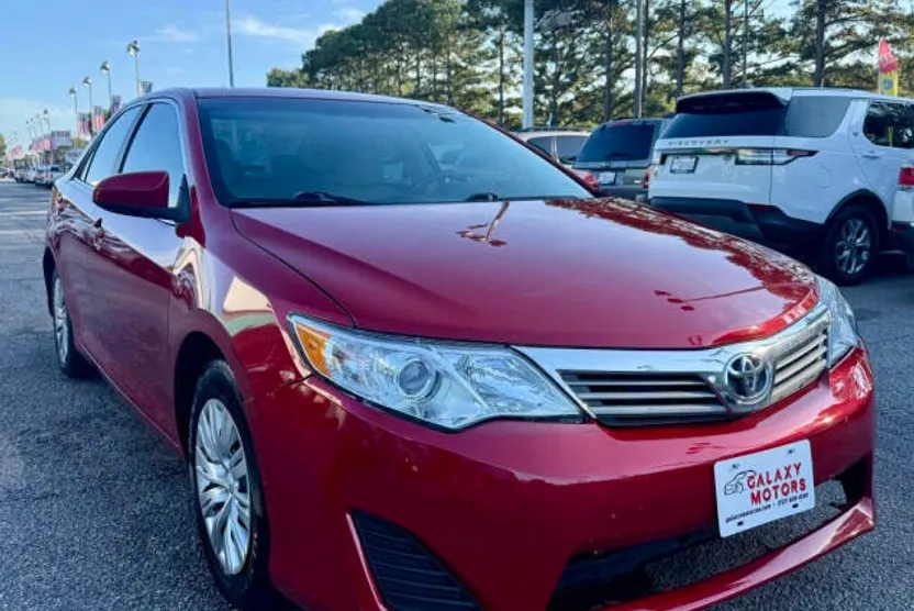 2014 Toyota Camry LE photo 1
