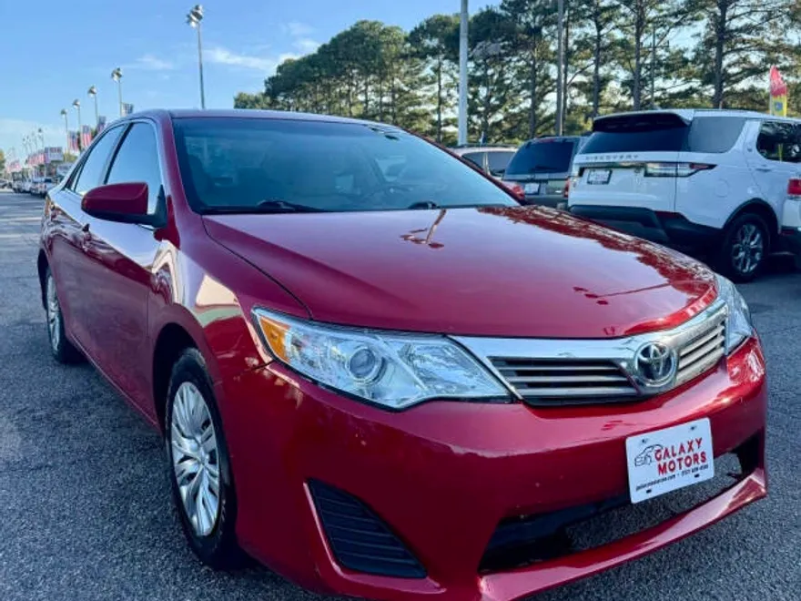 2014 Toyota Camry LE photo 1