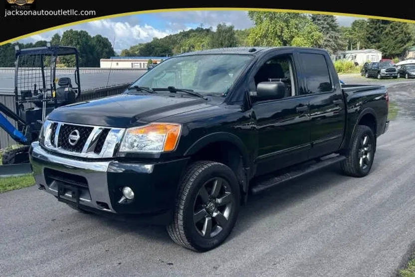 2015 Nissan Titan SV Crew Cab photo 1