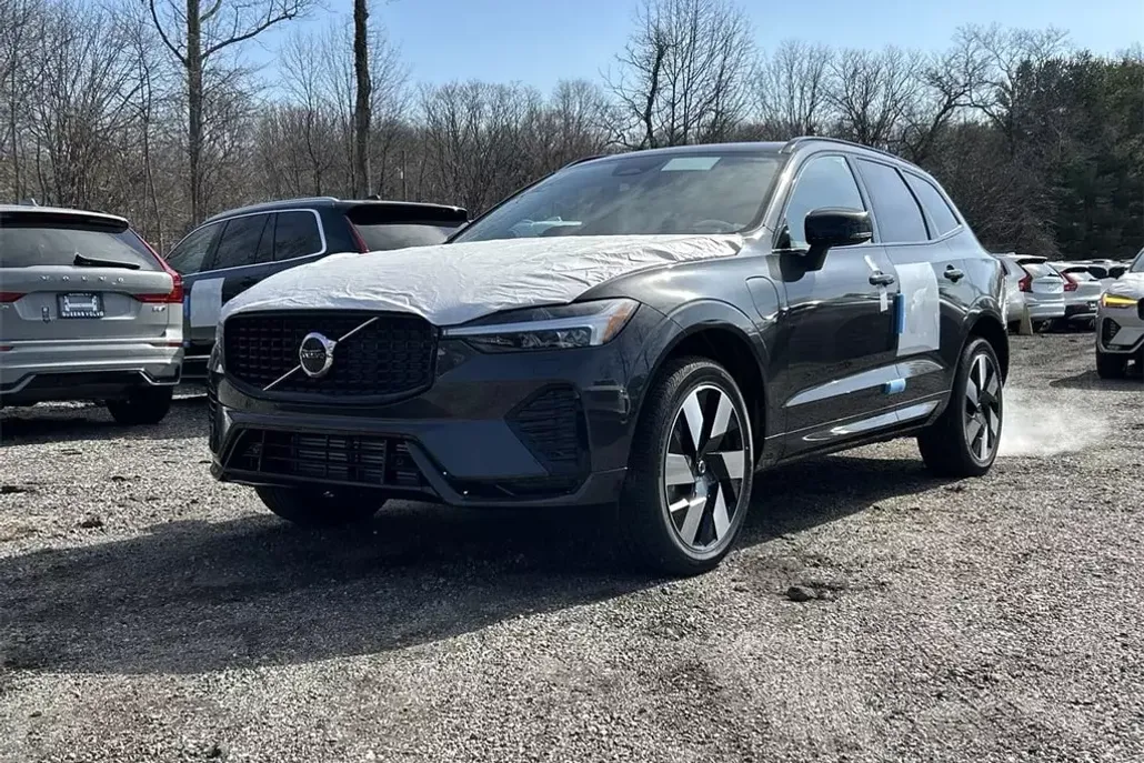 2025 Volvo XC60 T8 Plus photo 1