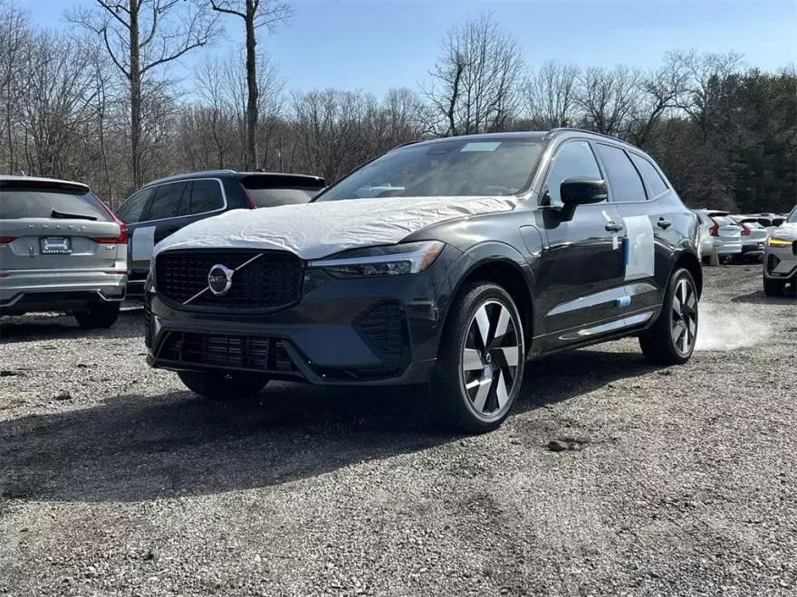 2025 Volvo XC60 T8 Plus photo 1