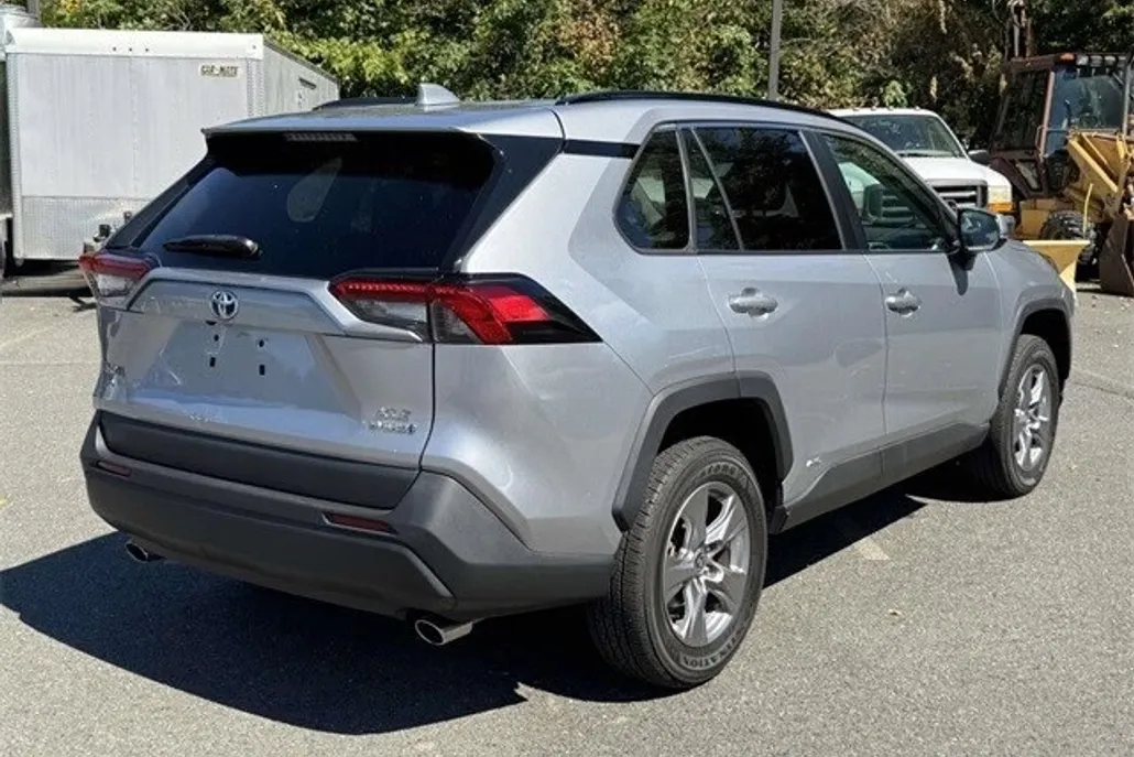 2022 Toyota RAV4 Hybrid XLE photo 1