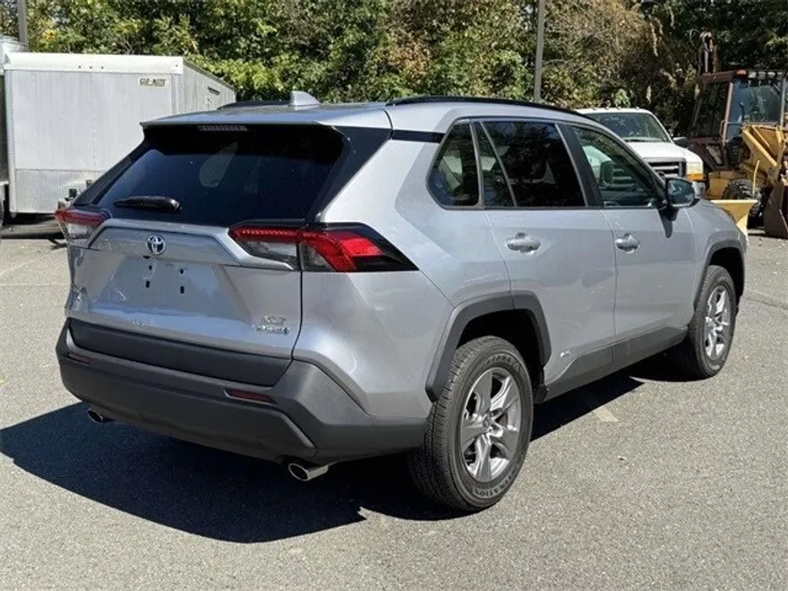 2022 Toyota RAV4 Hybrid XLE photo 1