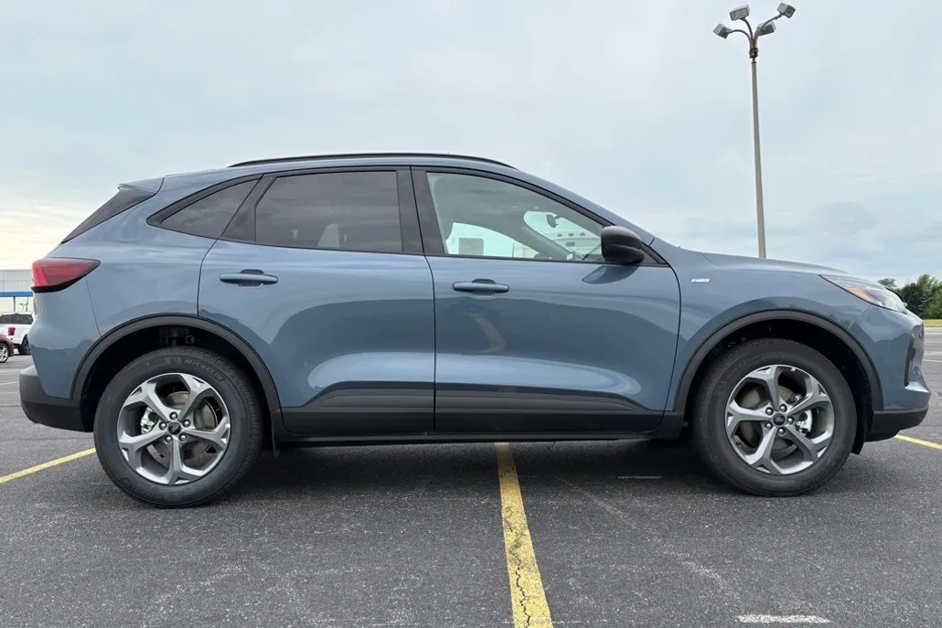 2025 Ford Escape ST-Line photo 1