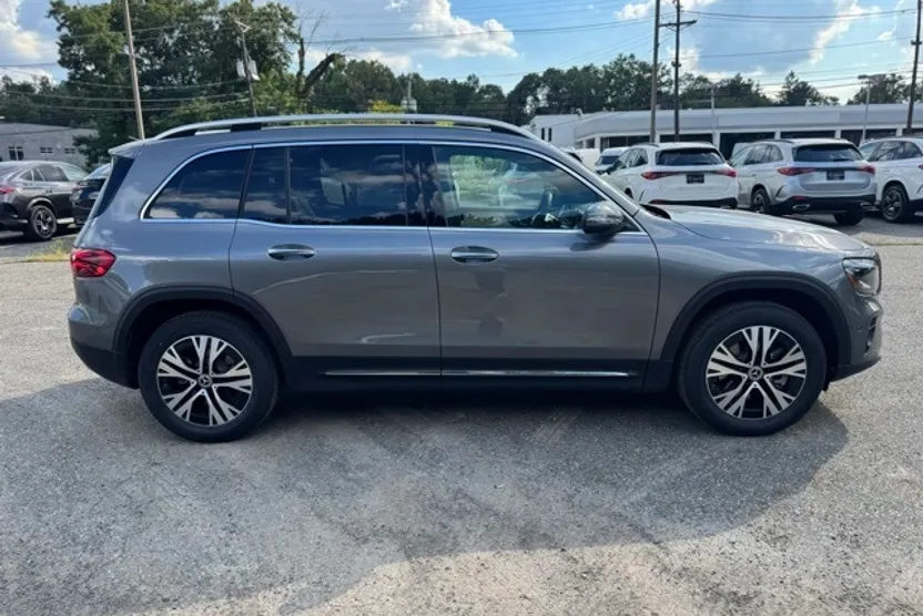 2026 Mercedes Benz GLB 250 4MATIC photo 1