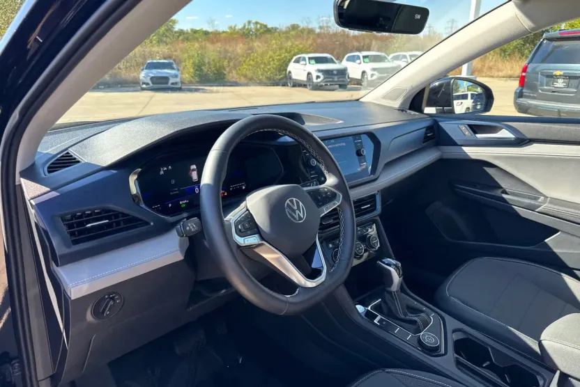 2024 Volkswagen Taos SE photo 1