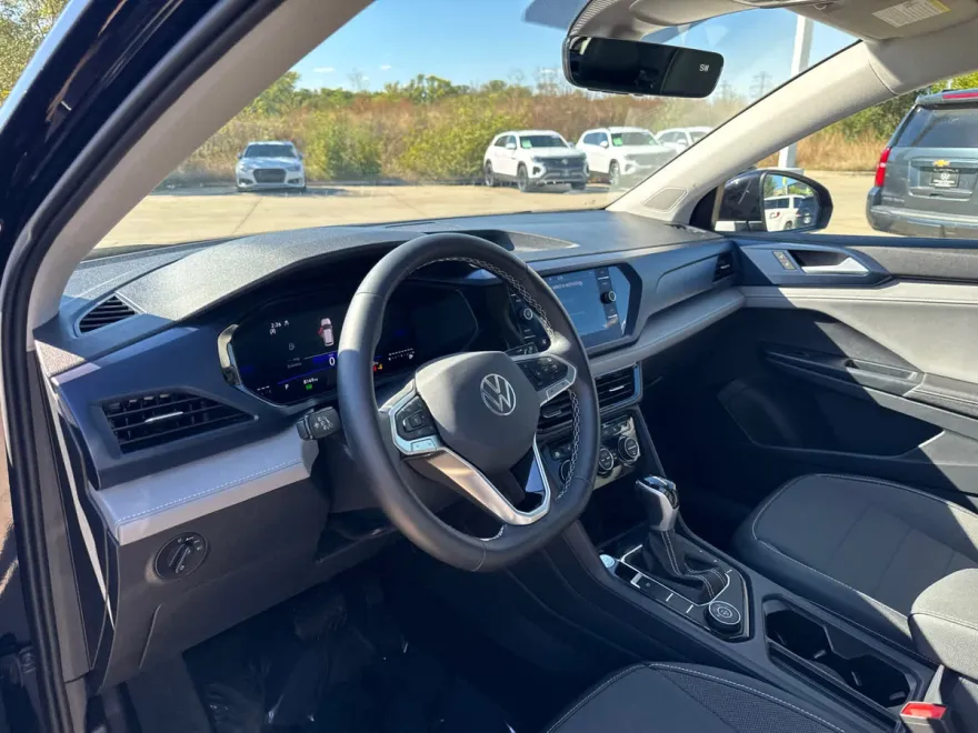 2024 Volkswagen Taos SE photo 1