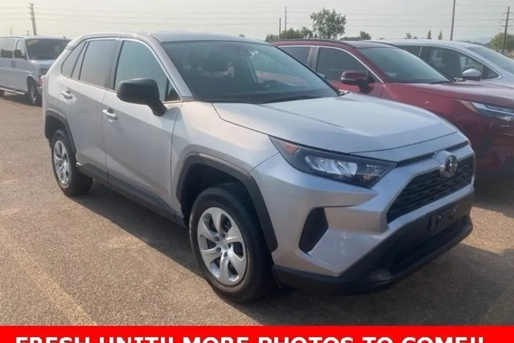 2022 Toyota RAV4 LE photo 1