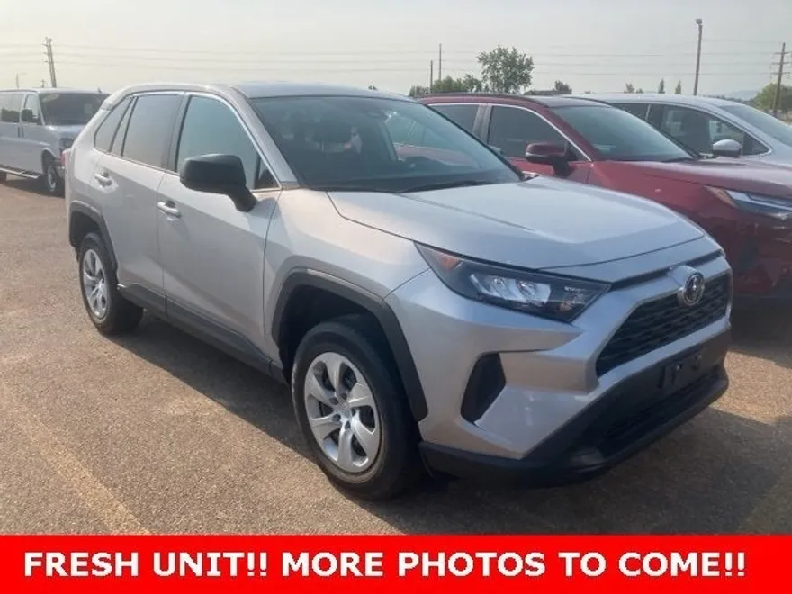 2022 Toyota RAV4 LE photo 1