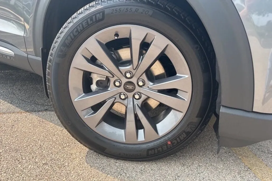2025 Ford Explorer photo 1