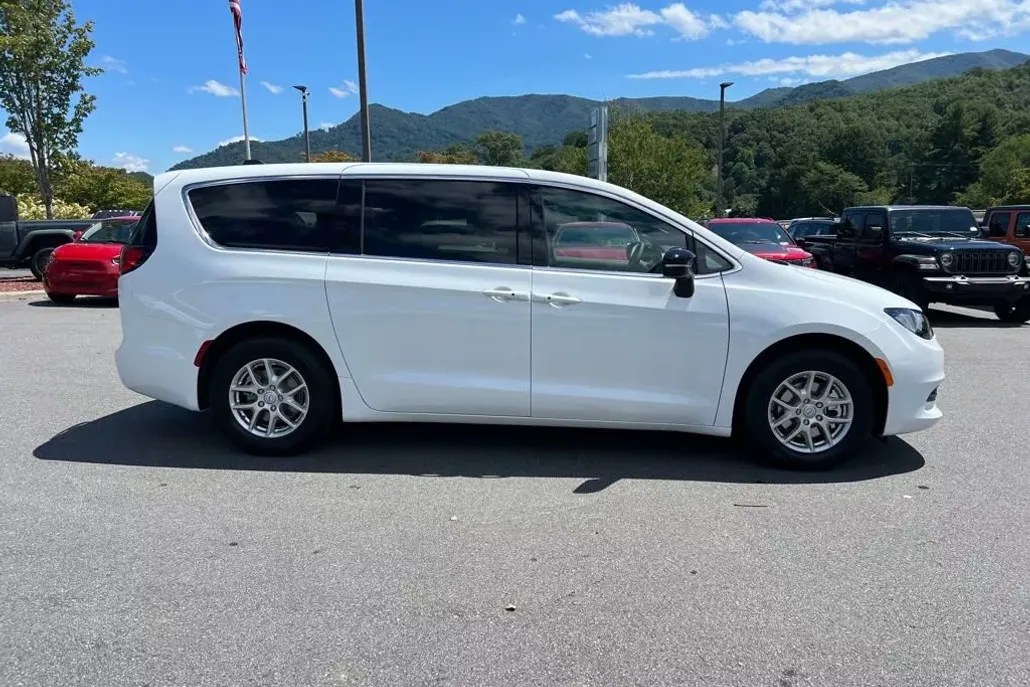 2026 Chrysler Voyager LX photo 1