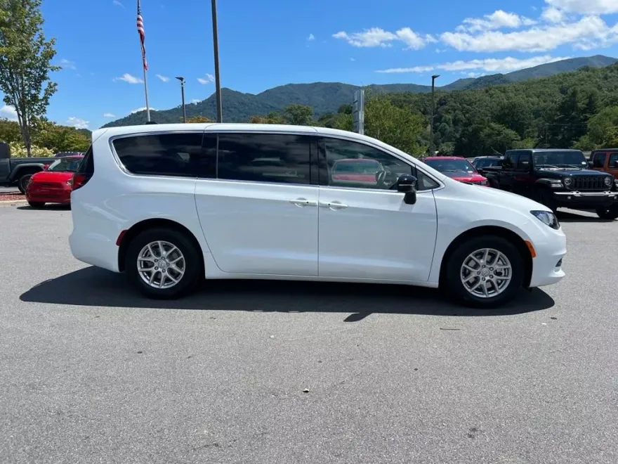 2026 Chrysler Voyager LX photo 1