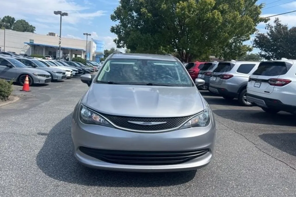 2020 Chrysler Voyager LXi photo 1