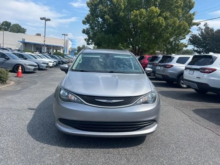 2020 Chrysler Voyager LXi photo 1