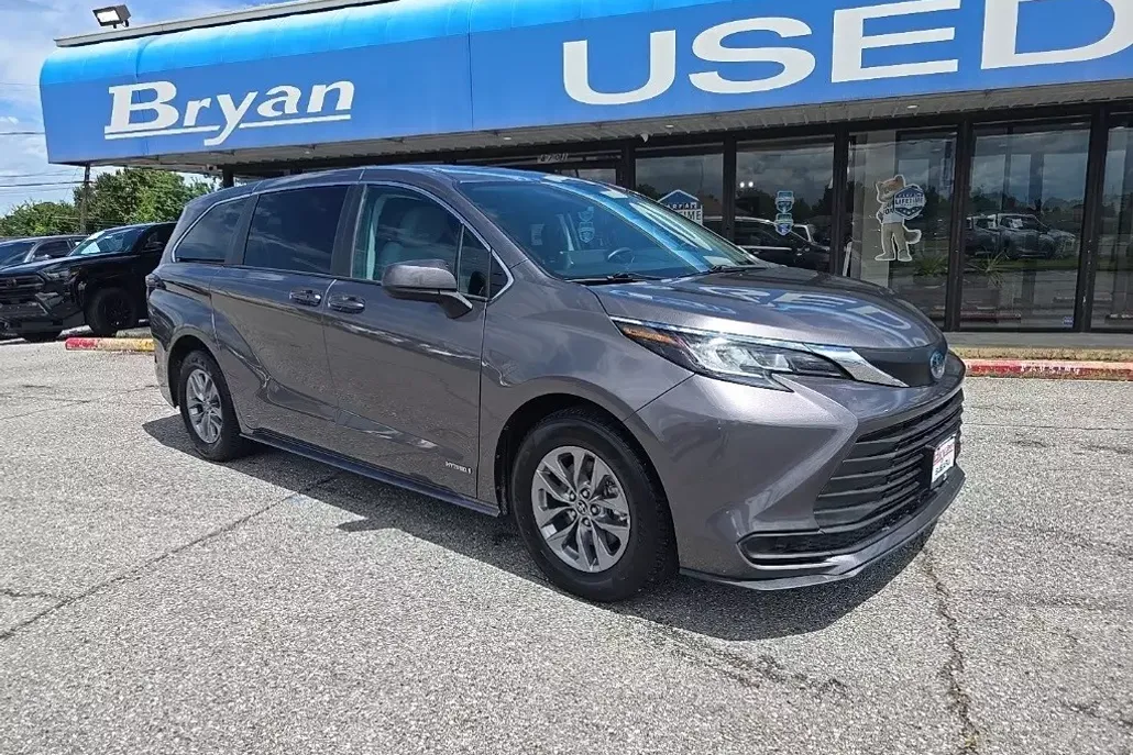 2021 Toyota Sienna LE photo 1