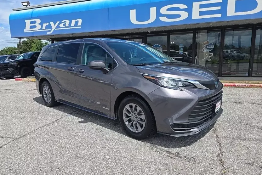 2021 Toyota Sienna LE photo 1