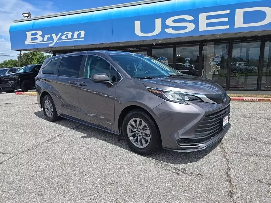 2021 Toyota Sienna LE photo 1