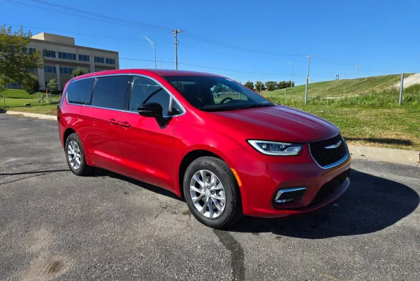 2026 Chrysler Pacifica photo 1