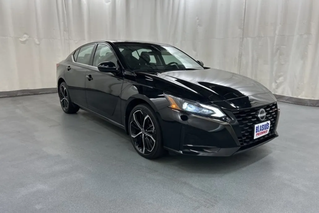 2023 Nissan Altima 2.5 SR photo 1