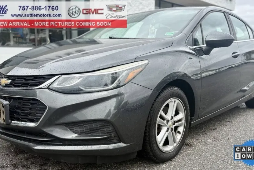 2017 Chevrolet Cruze LT photo 1