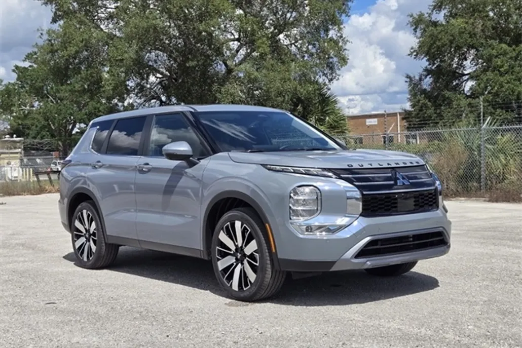 2025 Mitsubishi Outlander SE photo 1