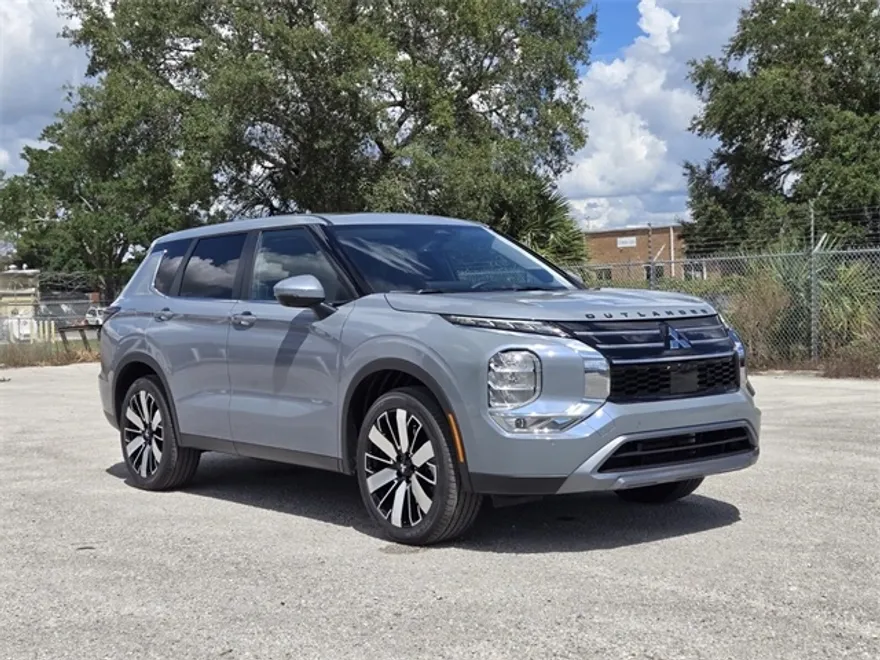 2025 Mitsubishi Outlander SE photo 1