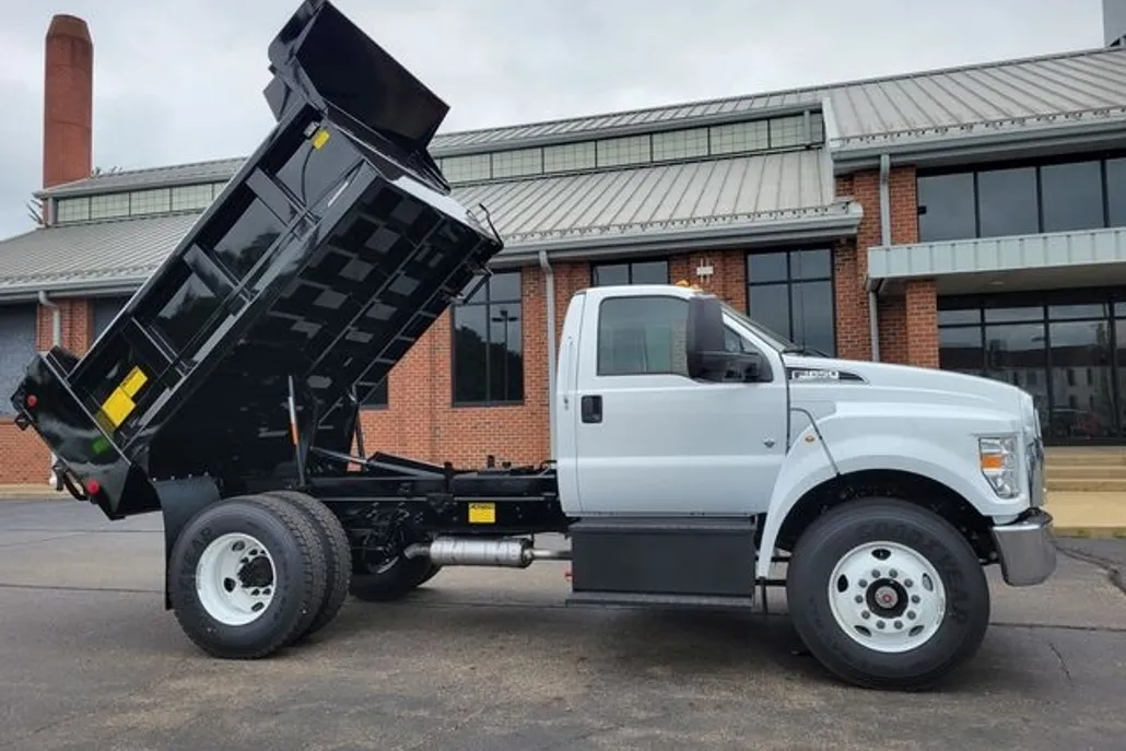 2024 Ford F-650 photo 1